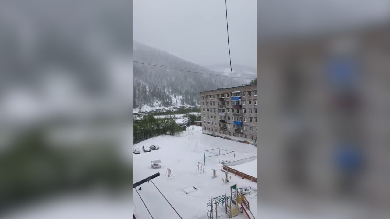 Хабаровский край завалило снегом за два дня до лета — видео