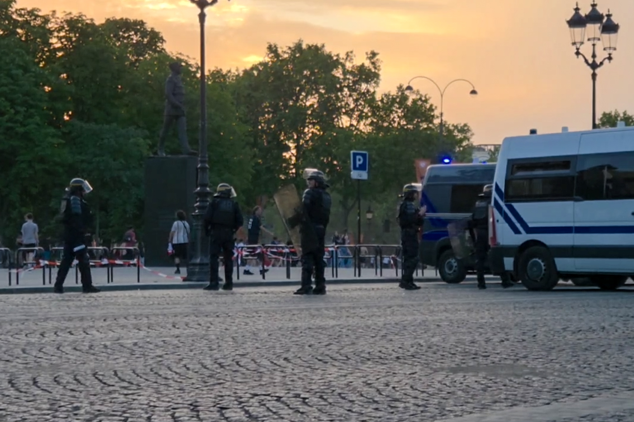В Париже после победы ПСЖ погиб человек, более 60 пострадали в беспорядках