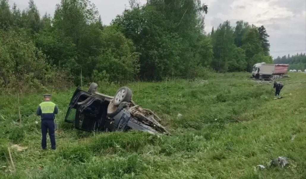 Женщина и трое детей погибли в ДТП с нерасчитавшим погоду грузовиком в Прикамье