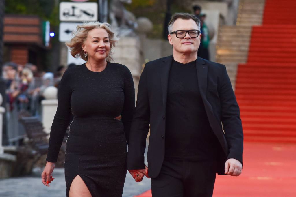 Кружева, цветы и кольца: актёр Евгений Дятлов официально оформил отношения со своей директором Дарьей Травниковой