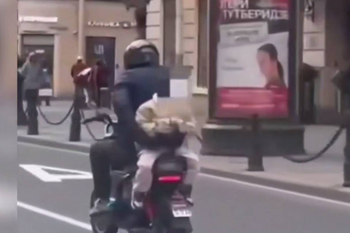 В Петербурге задержали мужчину, перевозившего ребёнка на заднем сиденье скутера