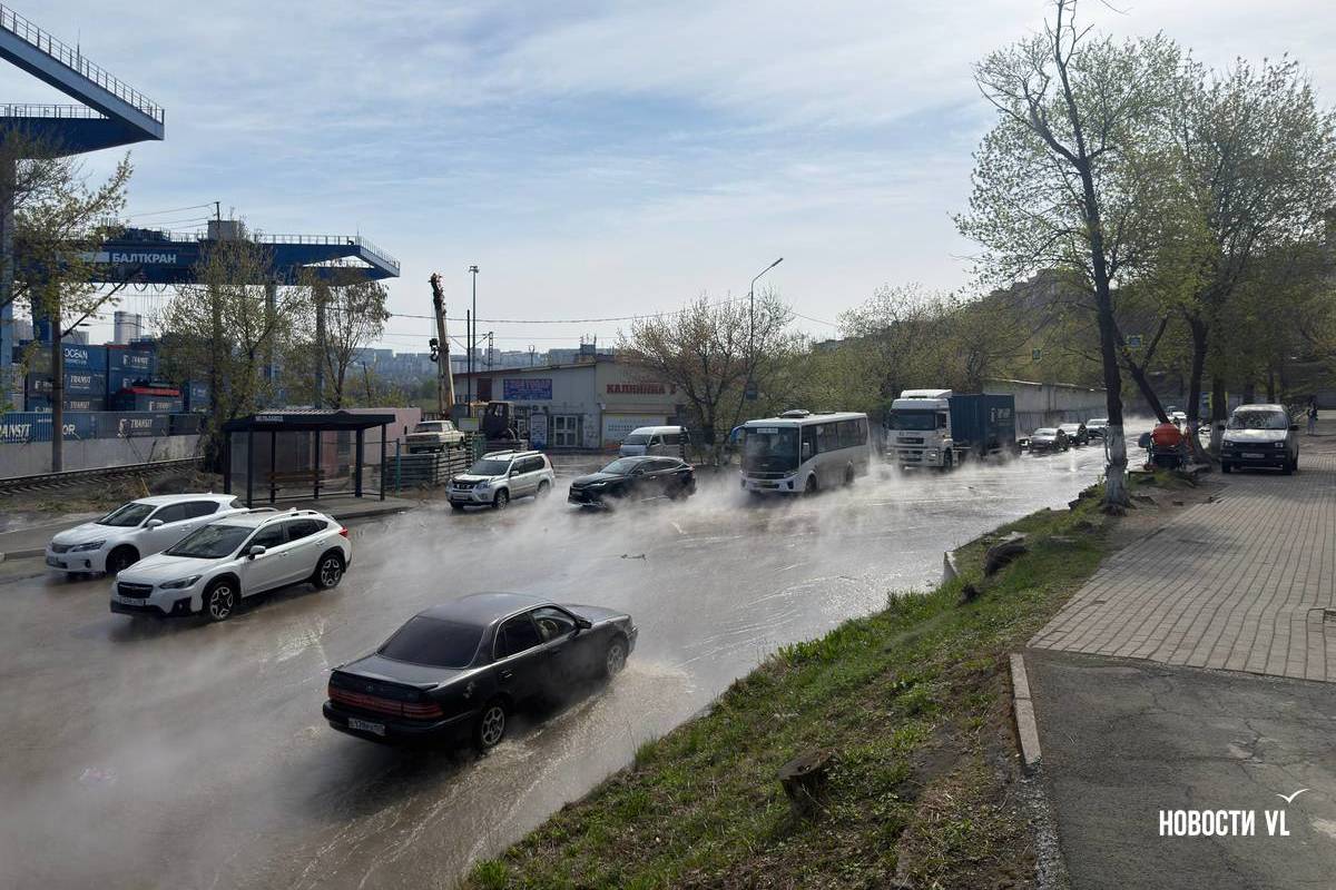 Кипящая река на дороге: Во Владивостоке два человека обварились кипятком из-за прорыва теплосетей