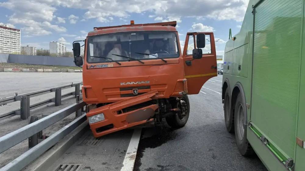 Дептранс Москвы: У попавшего в ДТП на МКАД грузовика выявлен перевес в 15 тонн