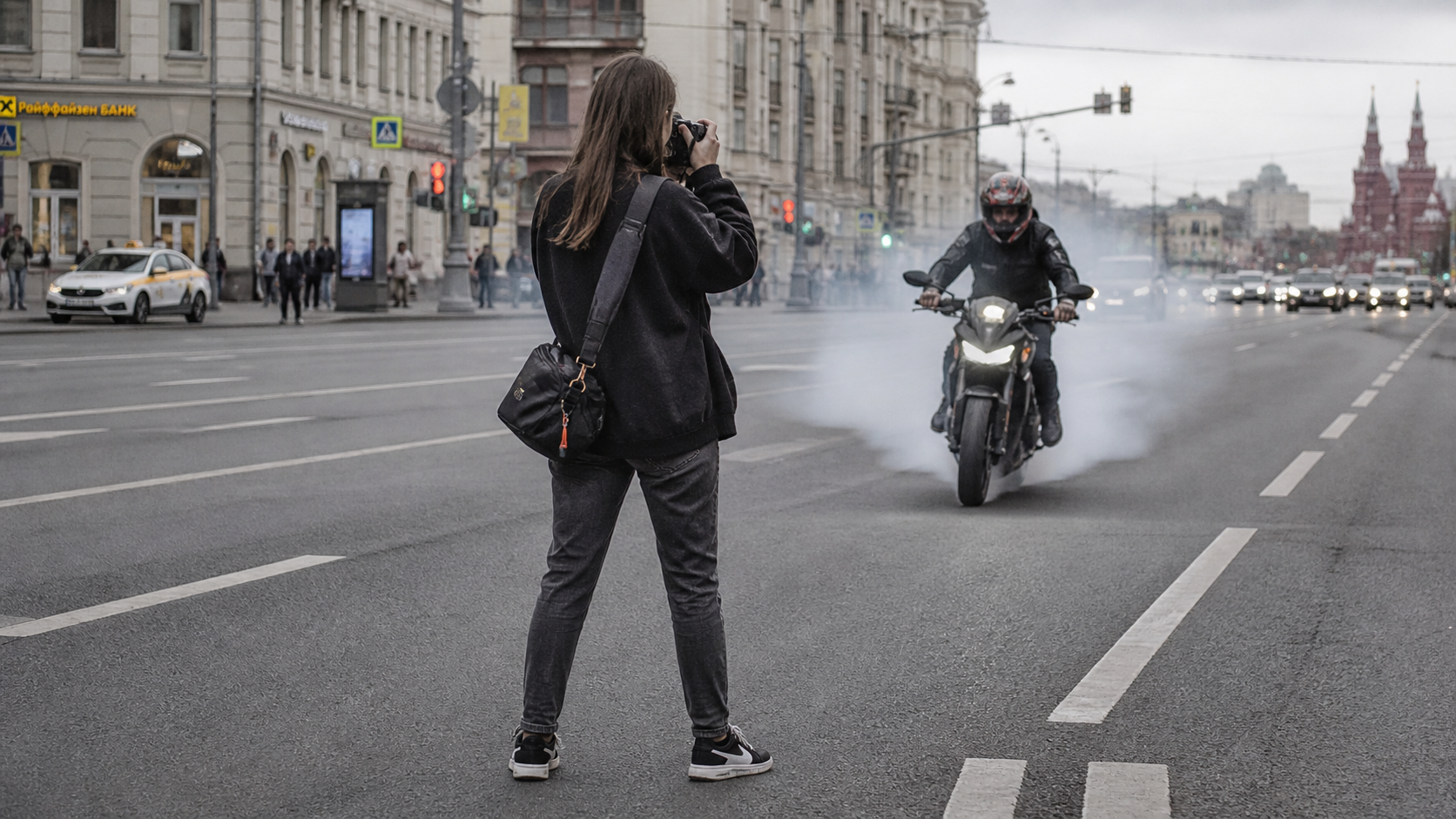 Момент смертельного наезда байкера на Добромилову во время &laquo;фотоохоты&raquo; попал на видео