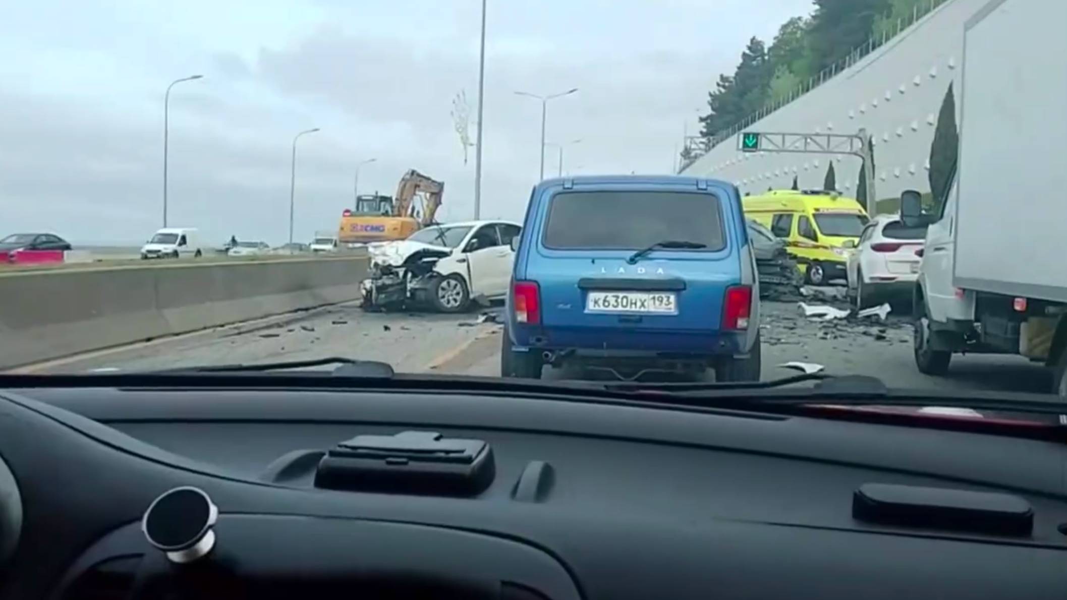Крупная авария остановила движение между Адлером и Сочи