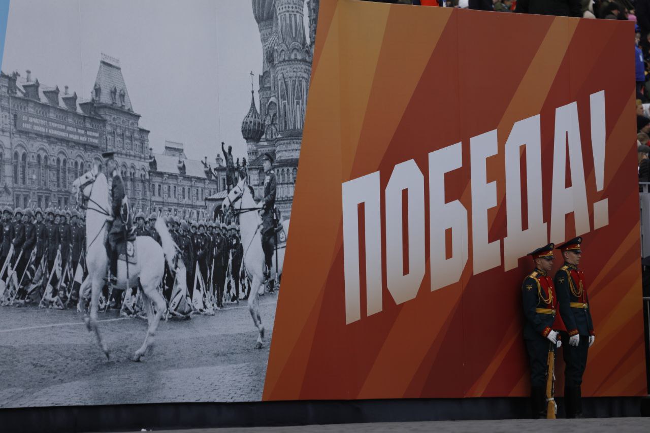 В канун Дня Победы над Украиной сбросили листовки о подвигах Красной армии