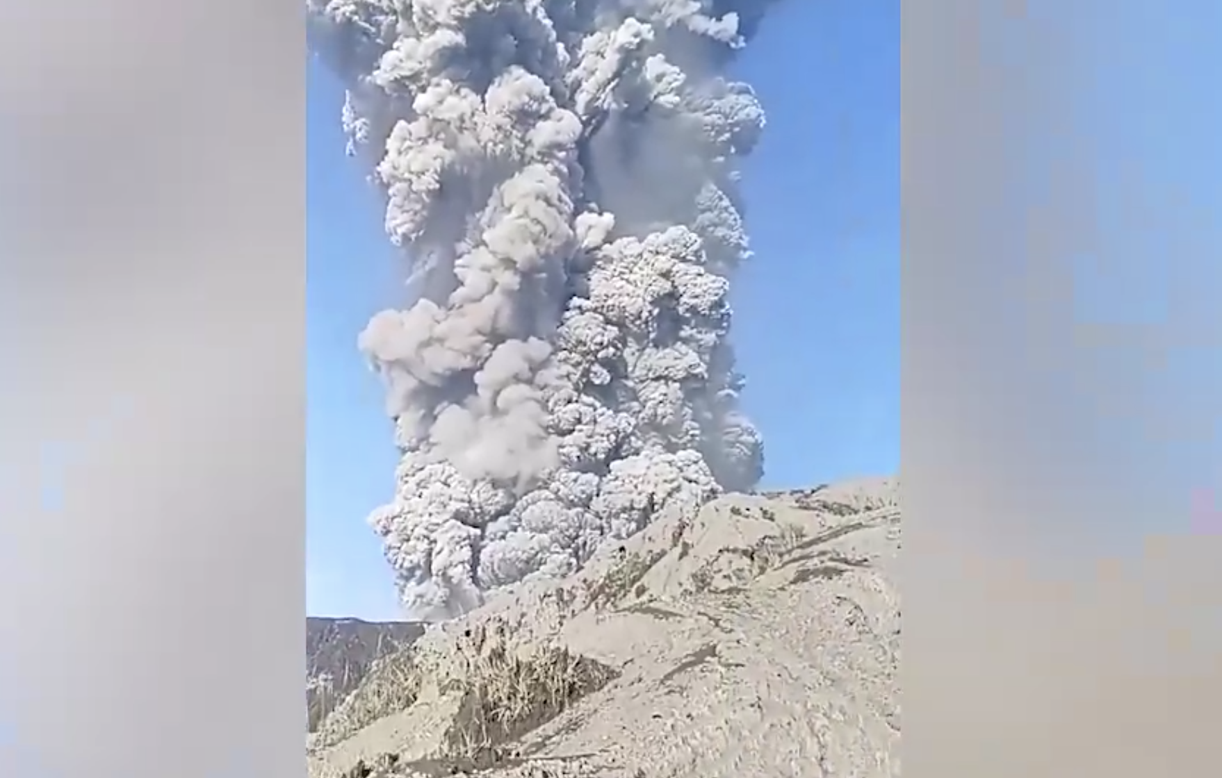 Появилось видео извержения вулкана Дуконо в Индонезии, трое погибли