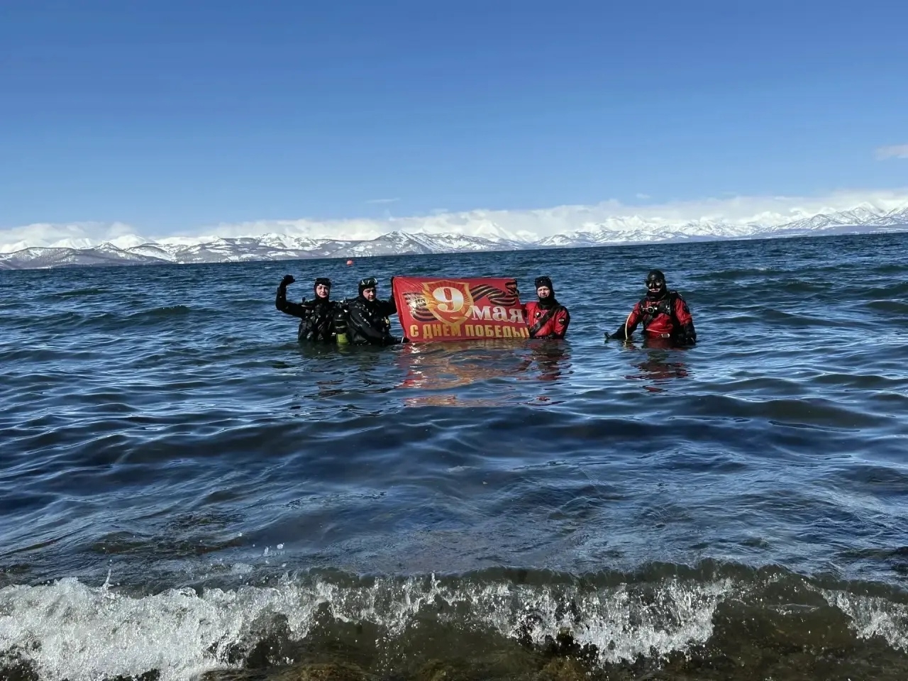 Водолазы развернули флаг Победы на дне Авачинской бухты