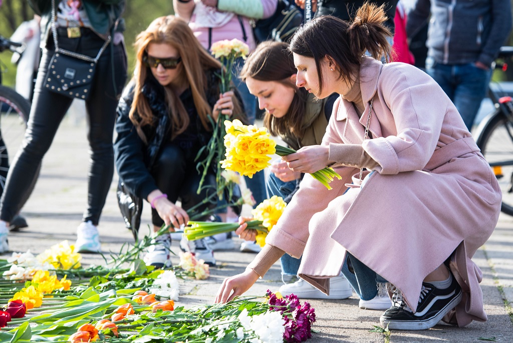 Депутат Пагор: Все братские захоронения в Латвии усыпали цветами 9 Мая