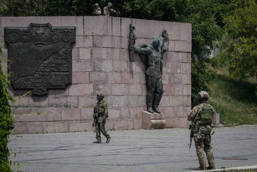 Российские БПЛА возложили цветы к Вечному огню в занятом ВСУ Херсоне