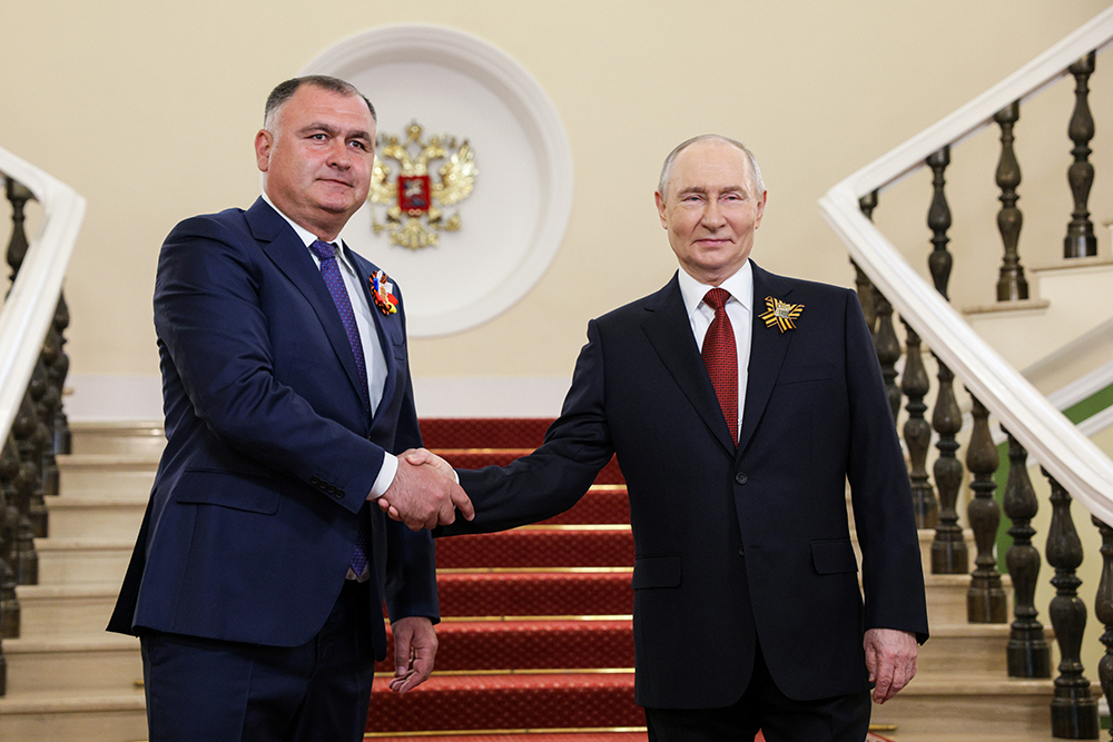 Путин проводит переговоры с президентом Южной Осетии Гаглоевым в Кремле