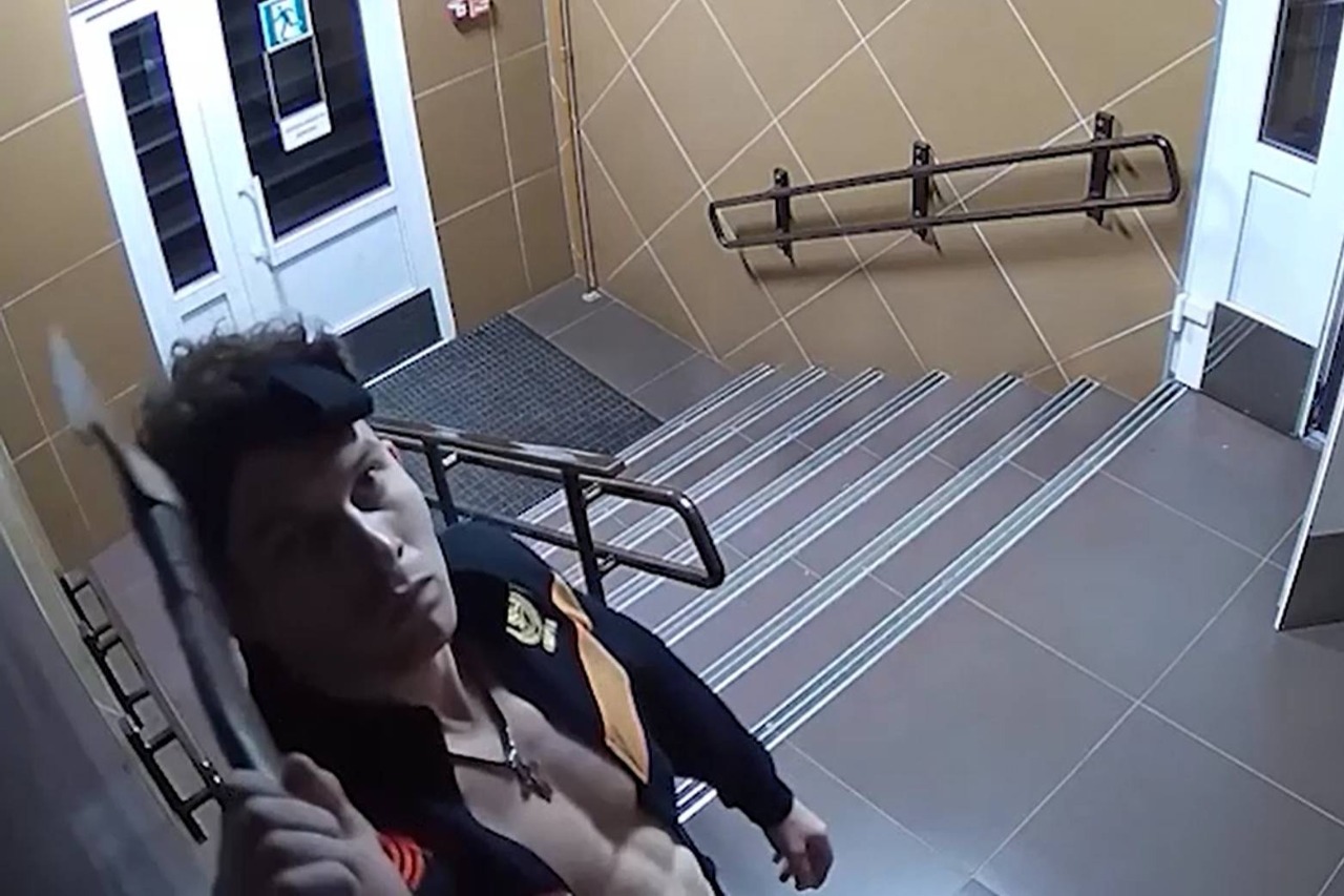 В Кирове глава областной федерации панкратиона устроил улчный погром с топором