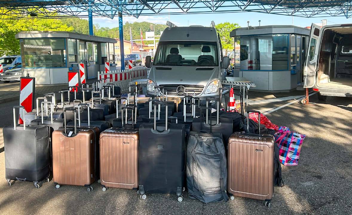 Граница в шоке: Жительница Швейцарии вернулась из отпуска с пятью десятками чемоданов