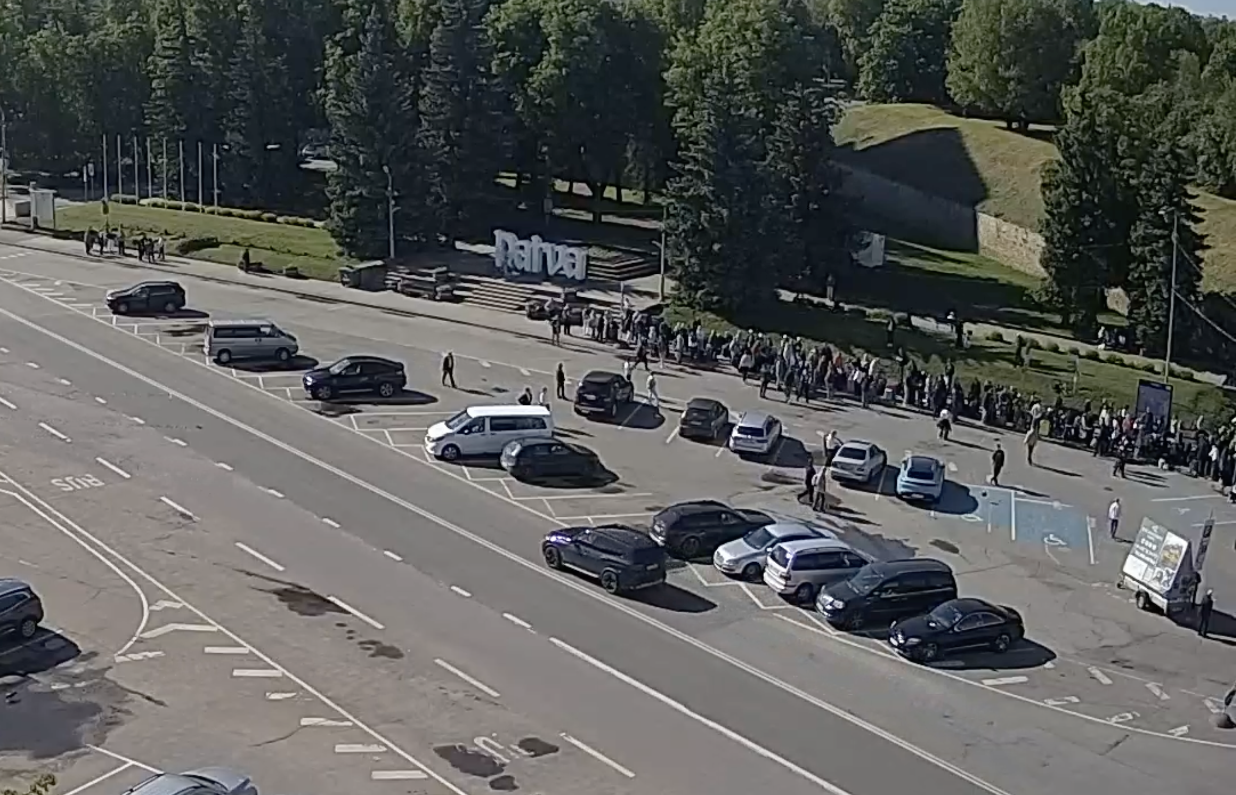 Сотни желающих попасть в Россию людей ночуют в очередях в эстонской Нарве