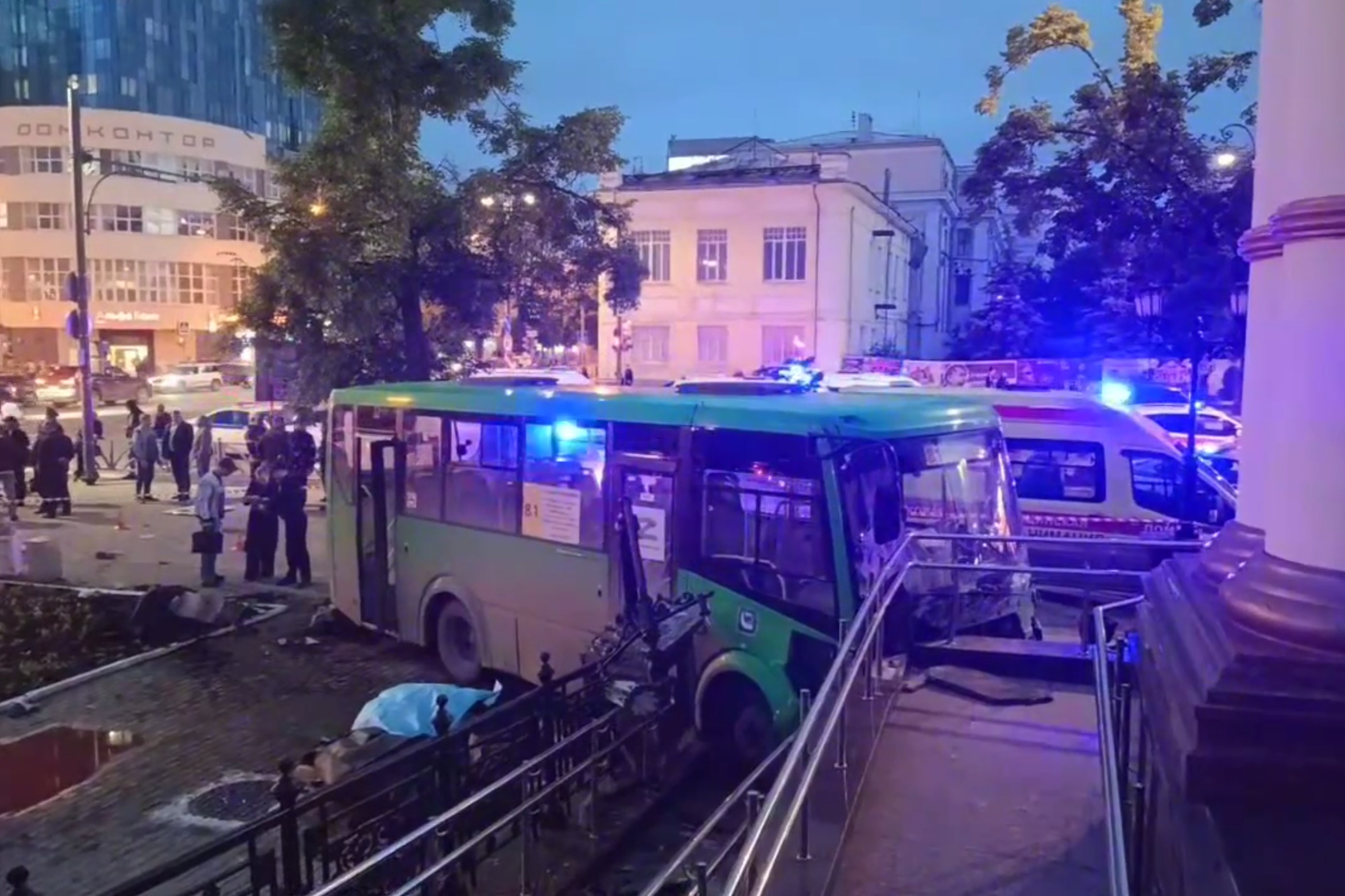 Протаранивший толпу в Екатеринбурге водитель автобуса ехал на красный