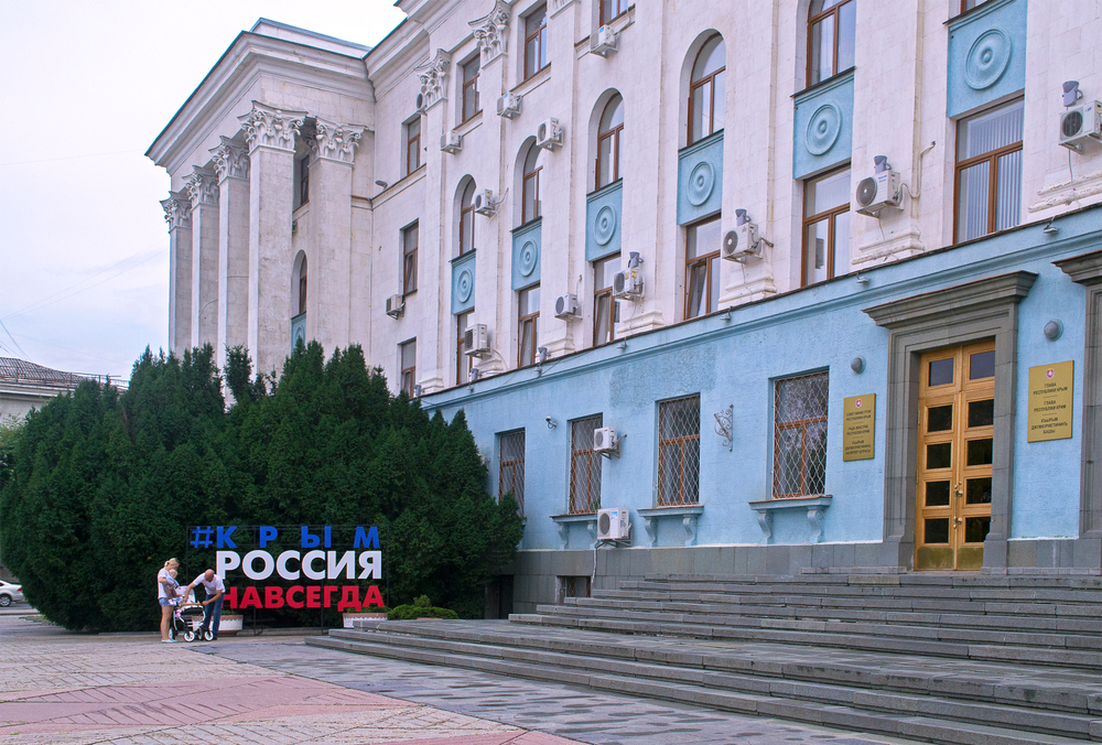 Символ мирного будущего: Украинские переселенцы в Крыму провели флешмоб с триколором