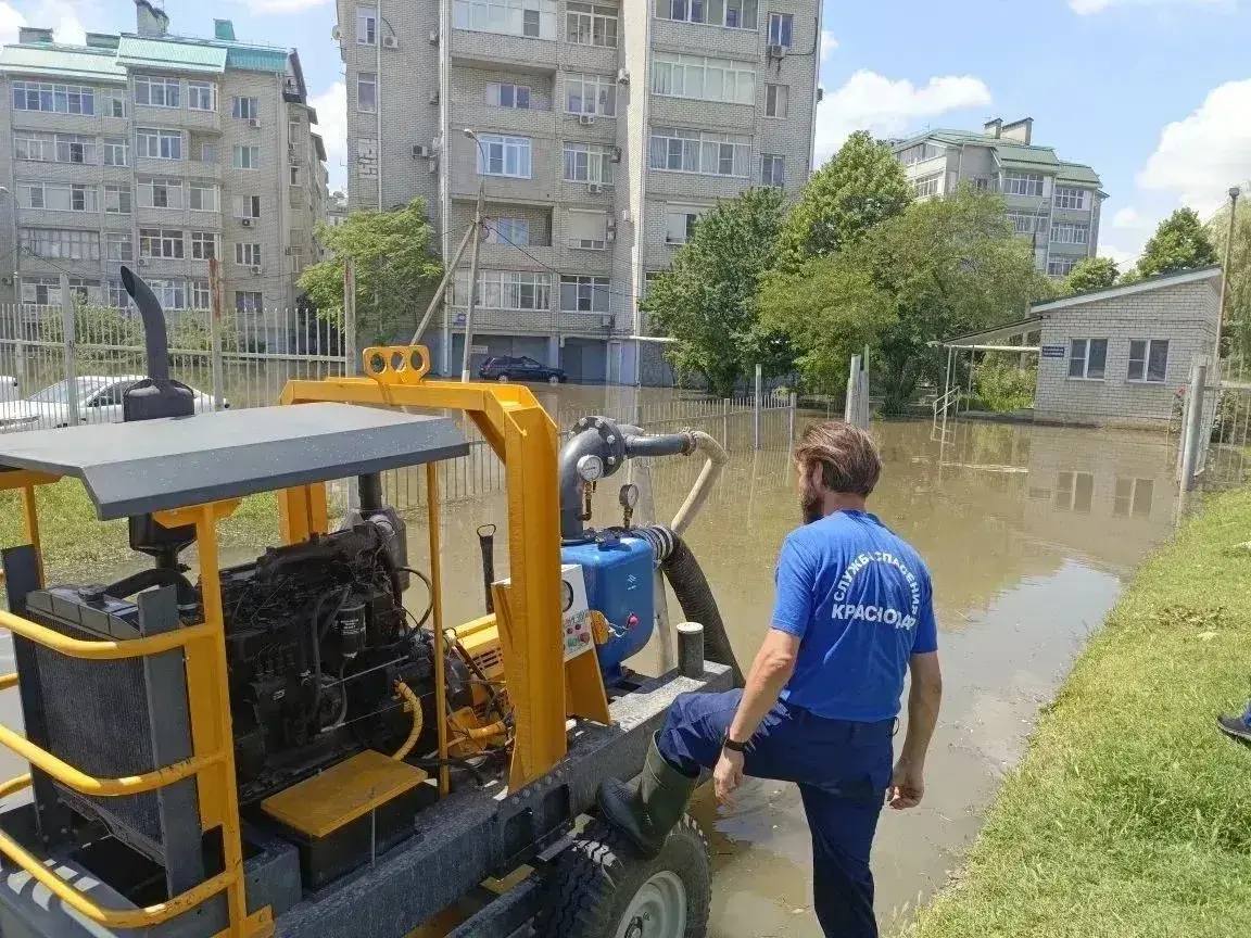 В Краснодаре после ливней подтоплены более 20 многоэтажек и свыше 100 дворов