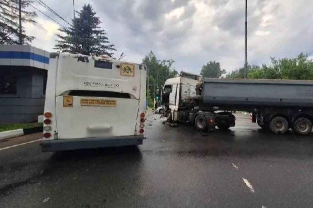 В Подмосковье автобус врезался в здание после ДТП с грузовиком
