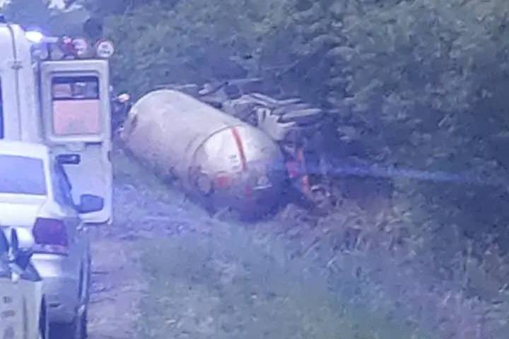 Бензовоз слетел в кювет и перевернулся в Приморье, водитель погиб