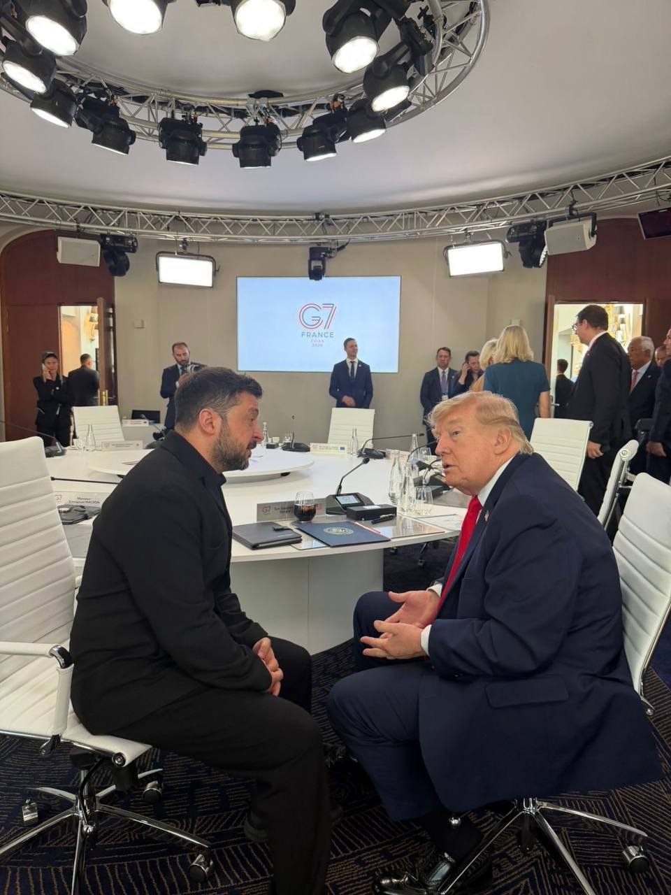 Трамп на полях G7 во Франции поговорил с Зеленским