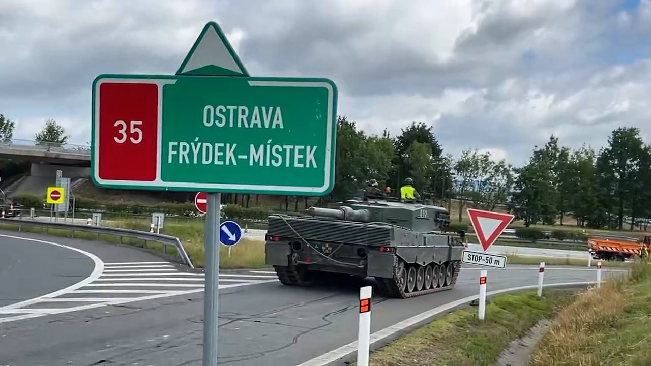 Танки на трассе: Чешские Leopard впервые отправились на полигон своим ходом по автомагистралям
