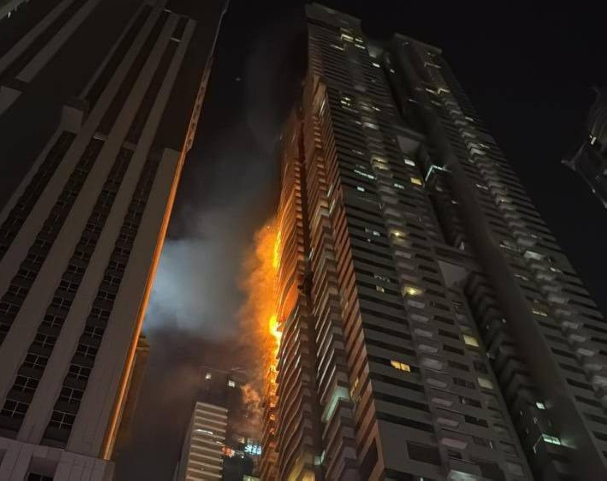 Мощный пожар охватил небоскрёб Emirates Financial Towers в Дубае