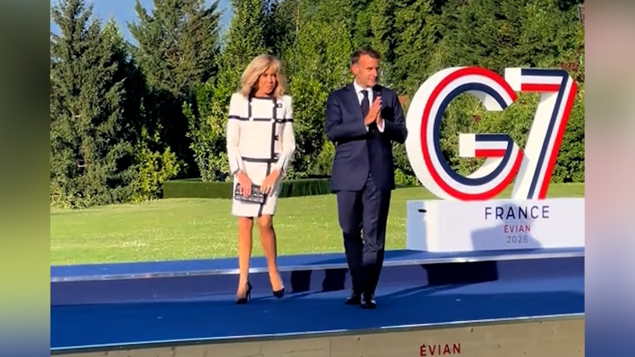 Макрон вновь опубликовал видео с саммита G7 под российский трек &laquo;Капибара&raquo;
