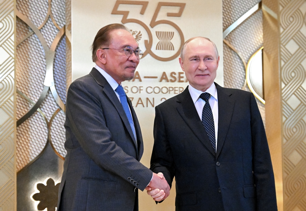  Путина провёл встречу с премьером Малайзии на саммите в Казани