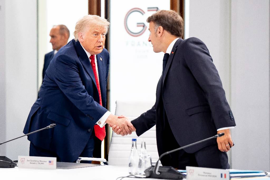 Рукопожатие как вид спорта: Трамп и Макрон сцепились перед встречей в Версале