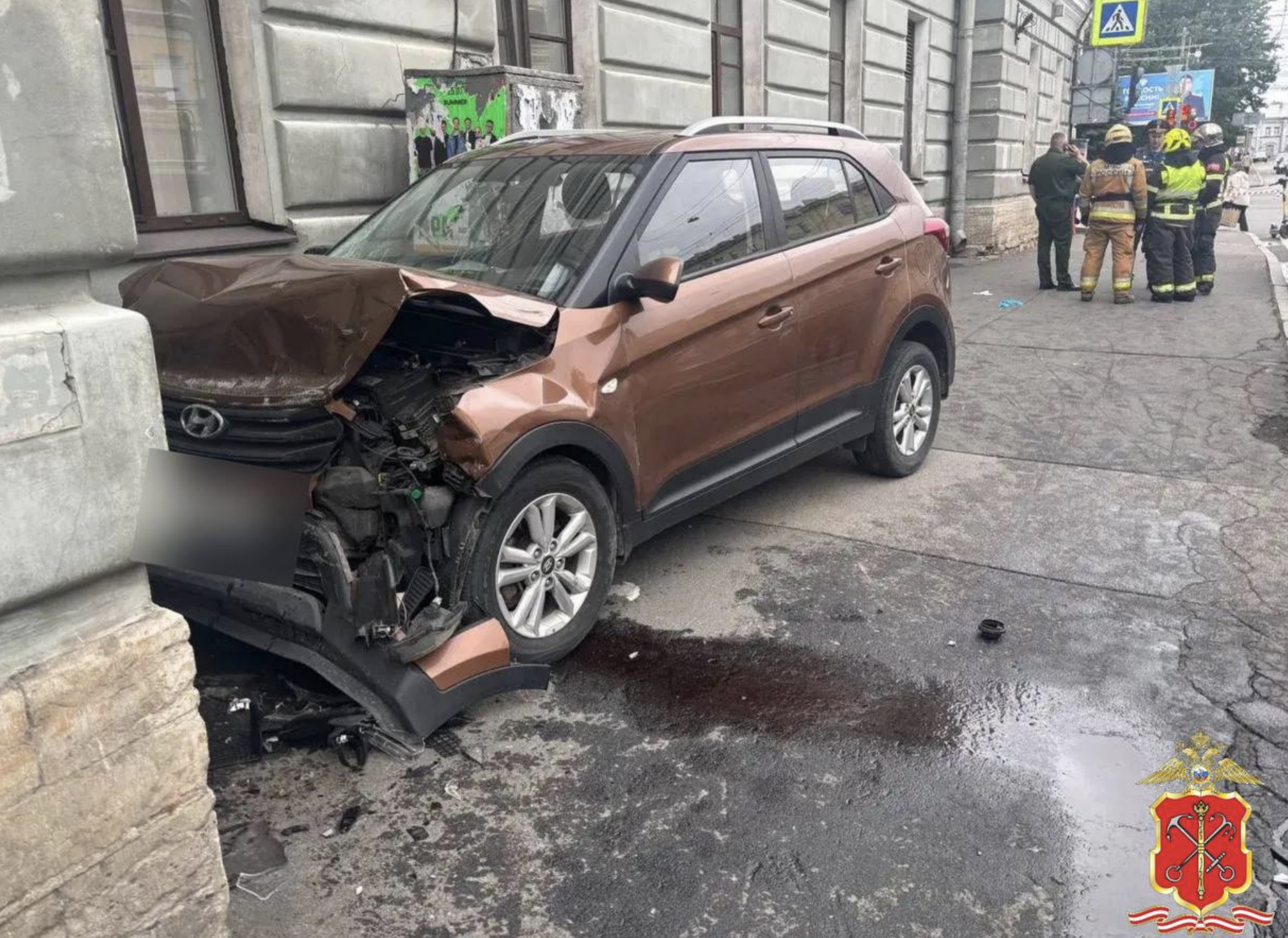 В Петербурге водитель Hyundai Creta сбил двух пешеходов на тротуаре