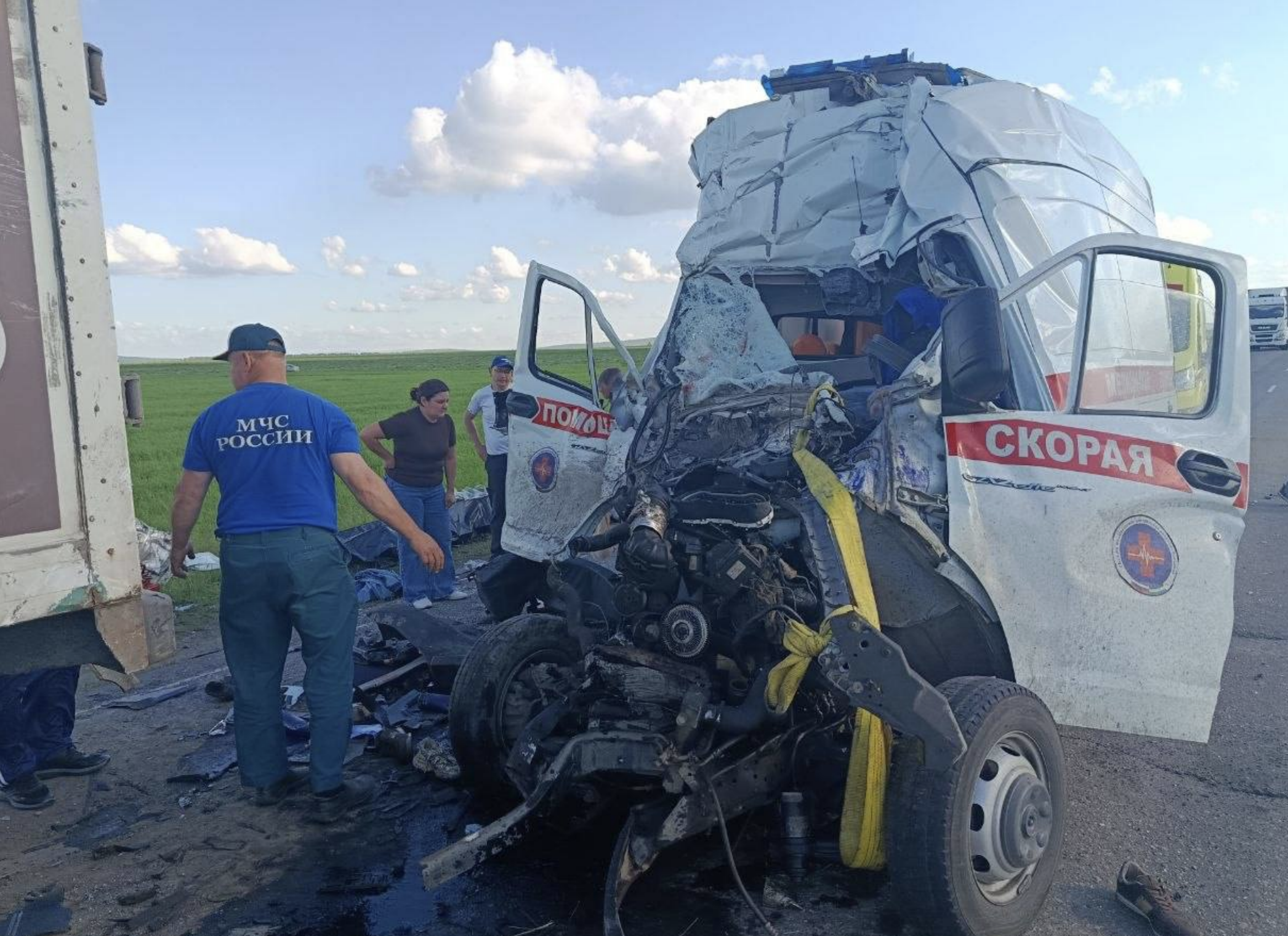 В Башкирии скорая врезалась в грузовик, погибли два врача и девушка