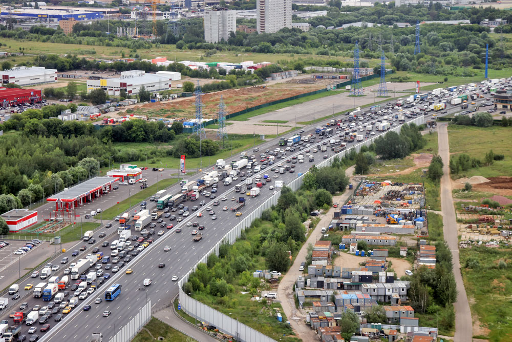 Дептранс Москвы призвал водителей не останавливаться на МКАД без необходимости