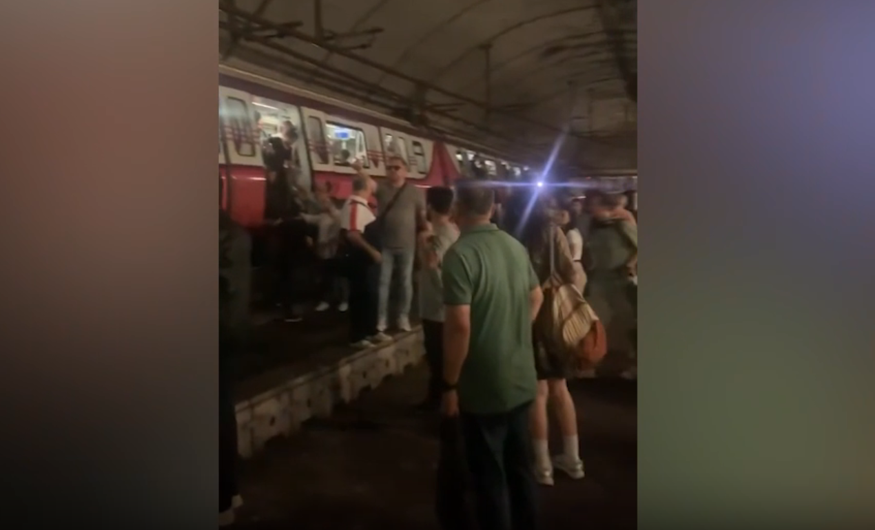 Три человека пострадали при сходе поезда с рельсов в метро Стамбула