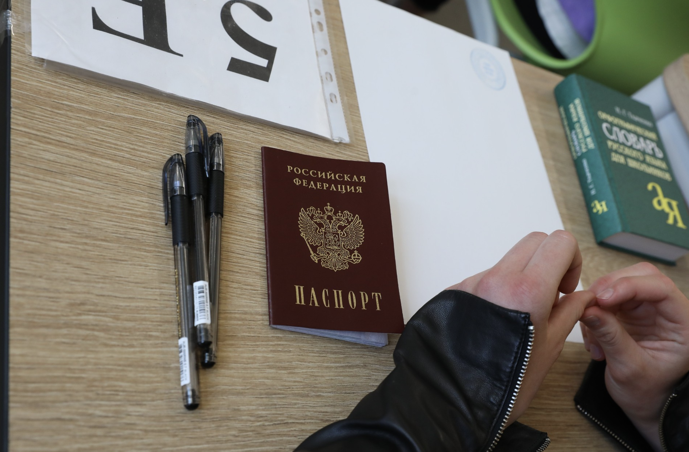 Двух школьников удалили с ЕГЭ в Нижегородской области за шпаргалку и смартфон