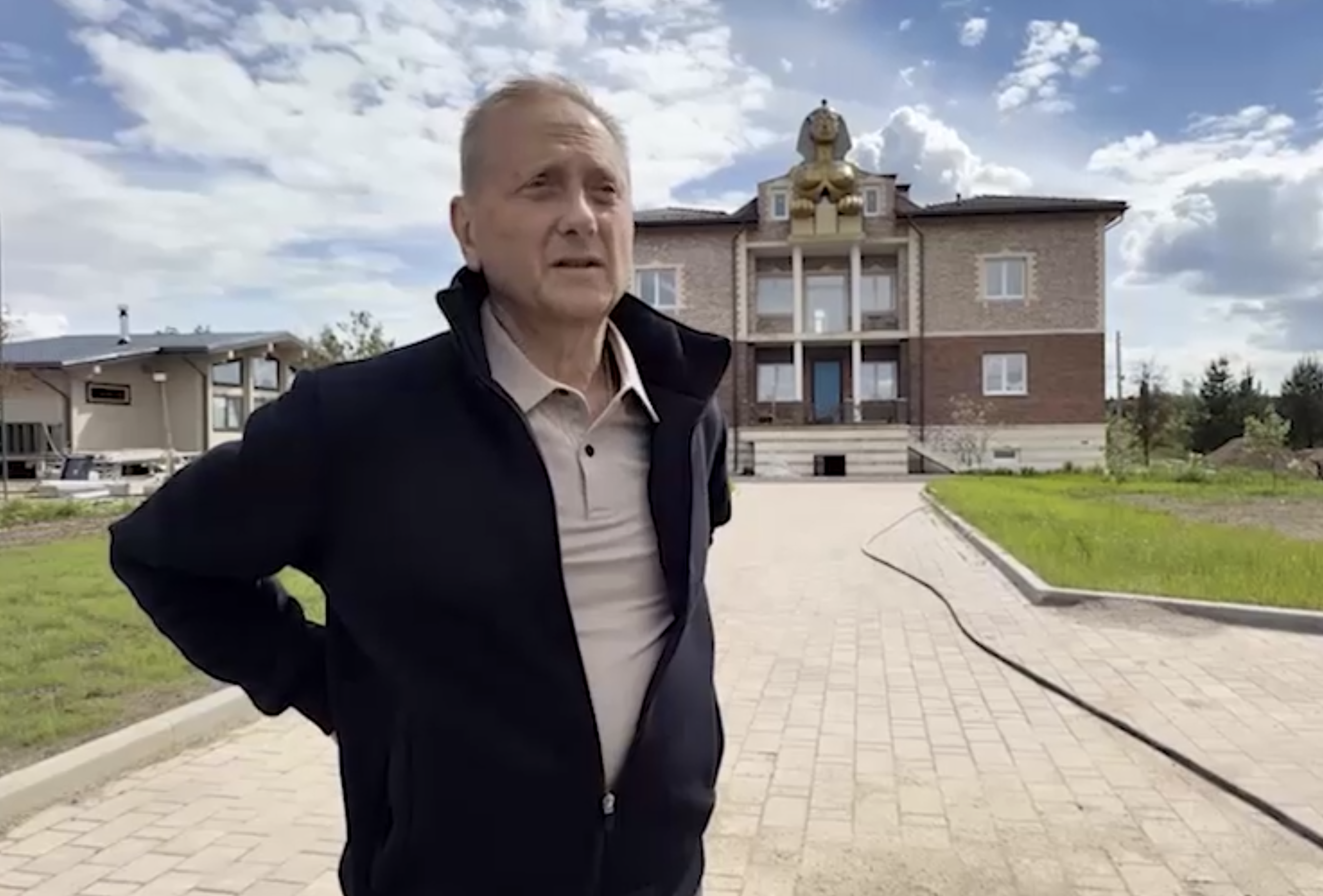 Грудастый Сфинкс на крыше в Мытищах оказался памятью о предке бывшего кандидата в президенты Литвы