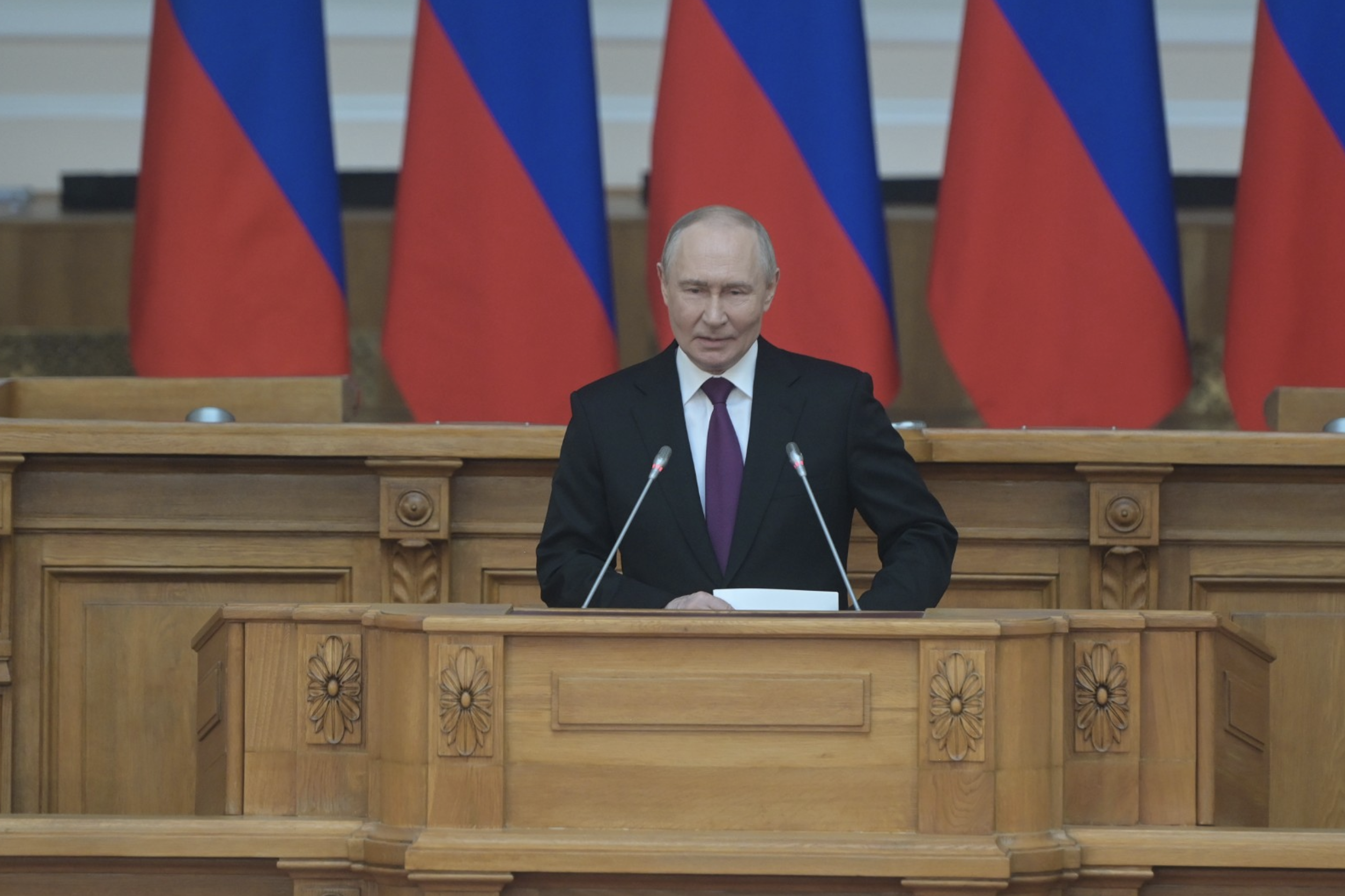 Путин призвал уделять больше внимания поддержке языков народов России