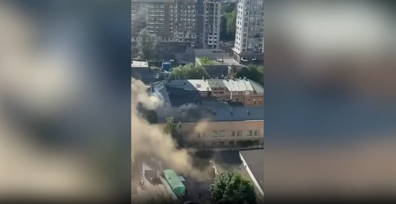 Площадь пожара на юге Москвы увеличилась до 300 квадратов