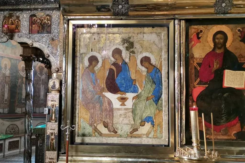 Верующим раскрыли смысл &laquo;Троицы&raquo; Рублёва: кому и о чём молиться перед знаменитой иконой