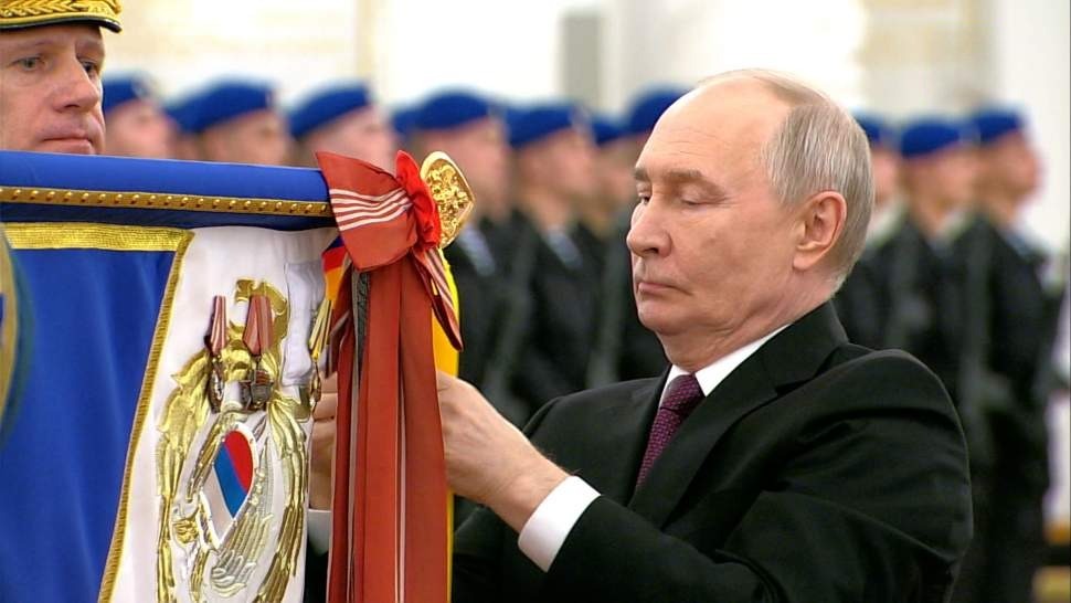Путин вручил орден Жукова Президентскому полку ФСО России