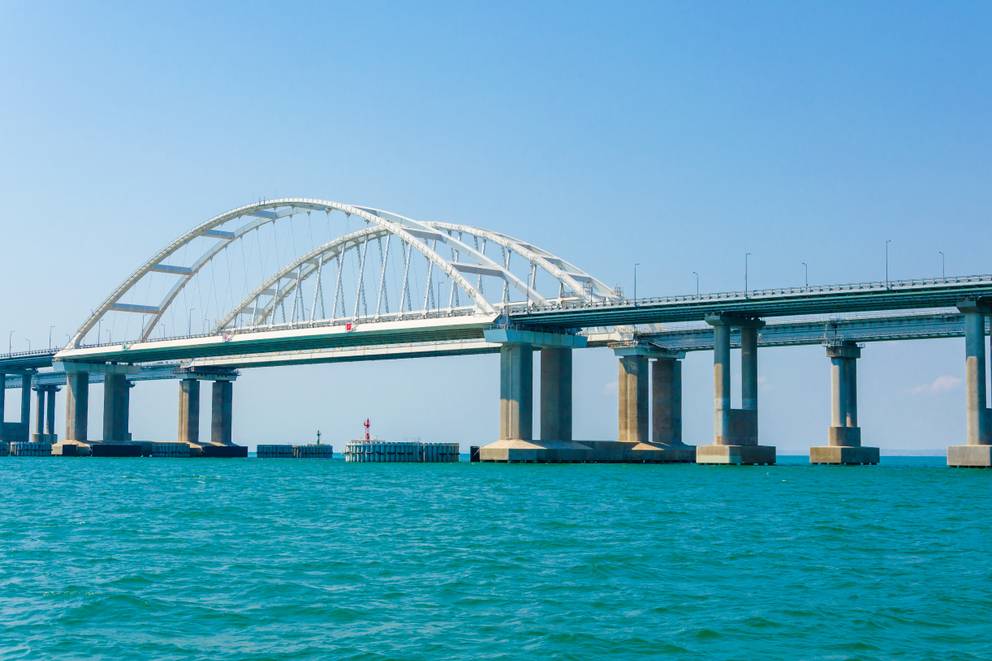 На подъездаъ к Крымскому мосту скопилось 975 автомобилей
