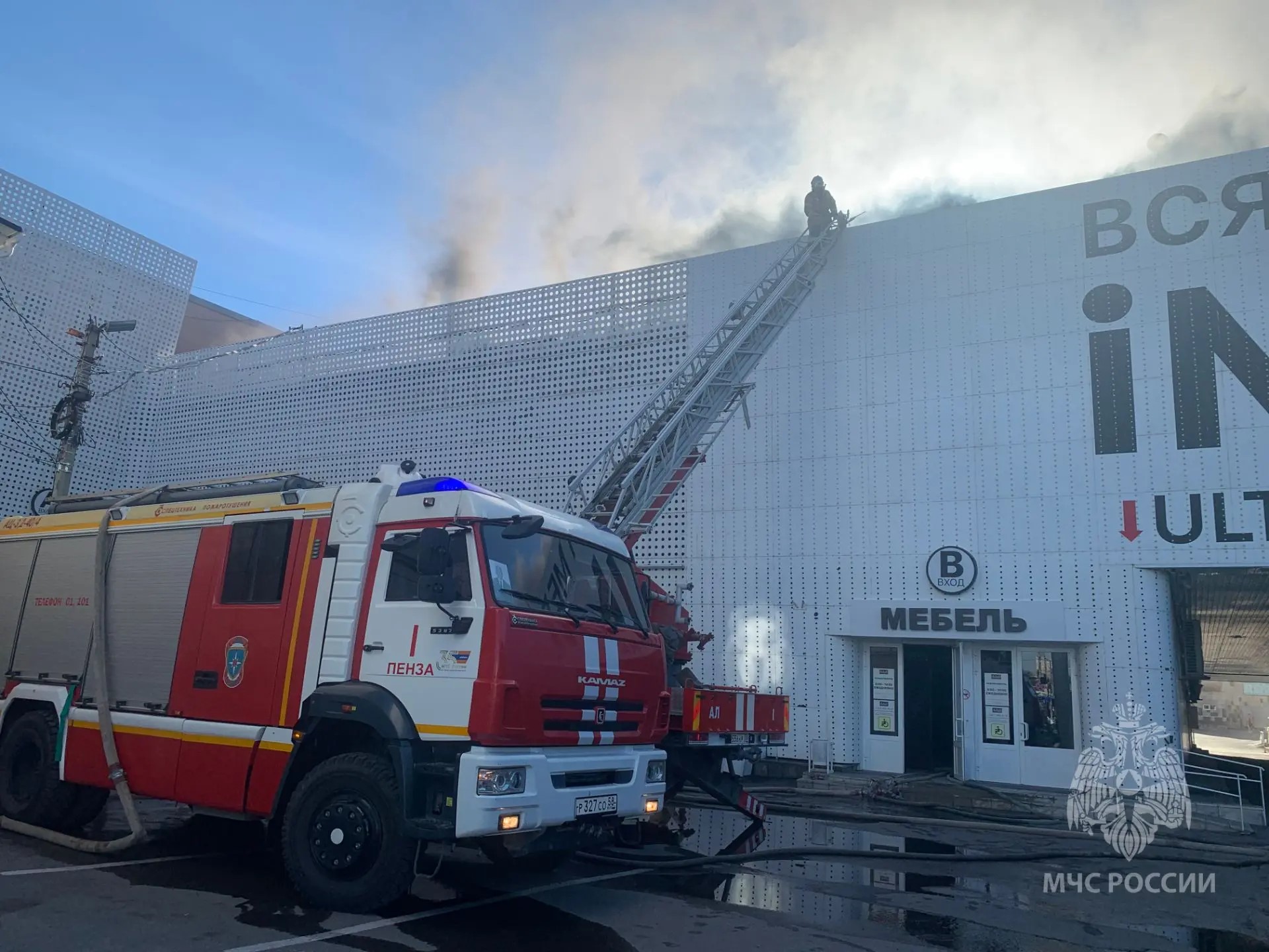 В Пензе пожар охватил торговый центр