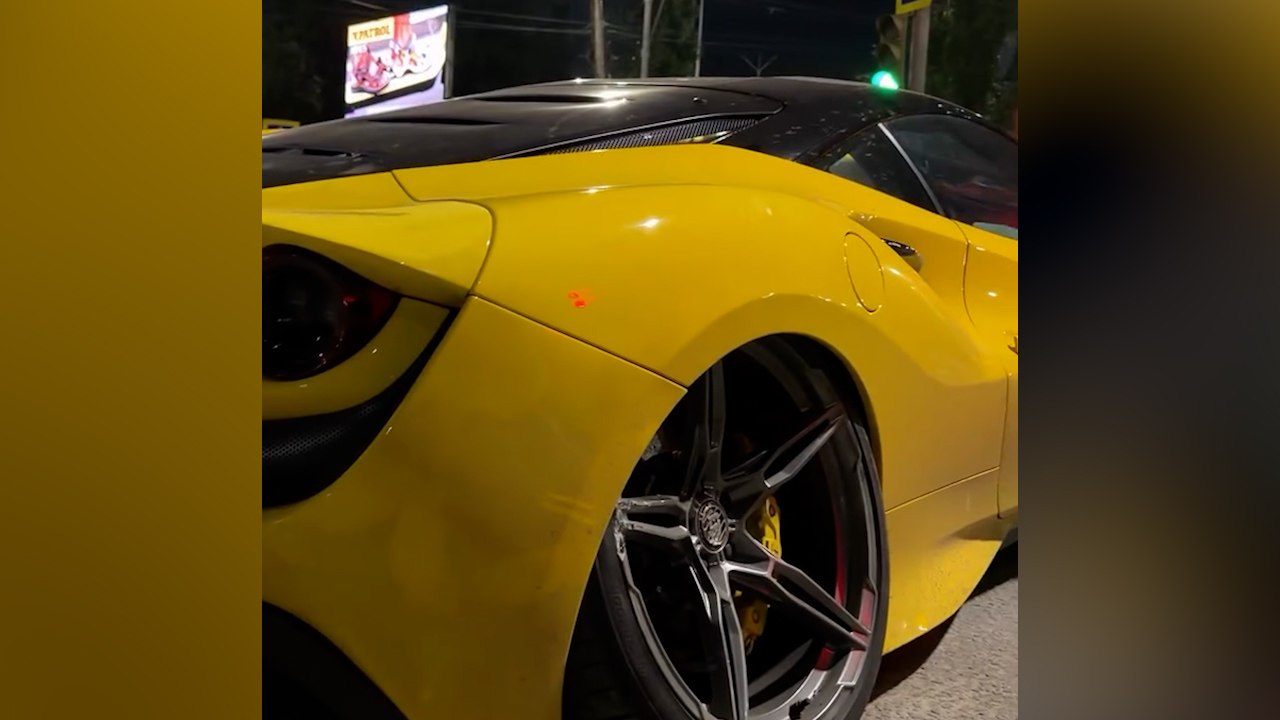 Прохожих спас бордюр: Появилось видео аварии с Ferrari каскадёра Чеботарёва в Ростове-на-Дону