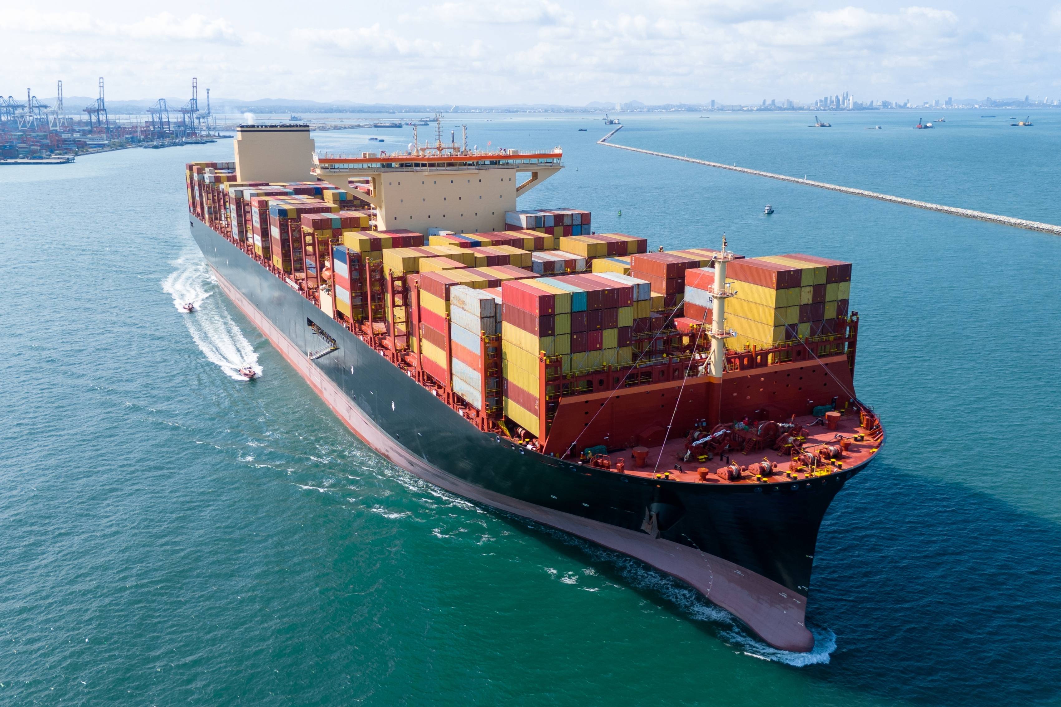 Неизвестный снаряд пробил борт грузового судна у&nbsp;берегов Омана