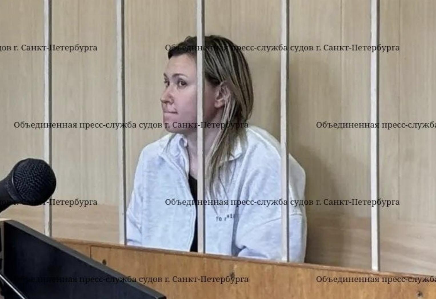 Укравшая золотые монеты сотрудница банка закопала деньги в парке