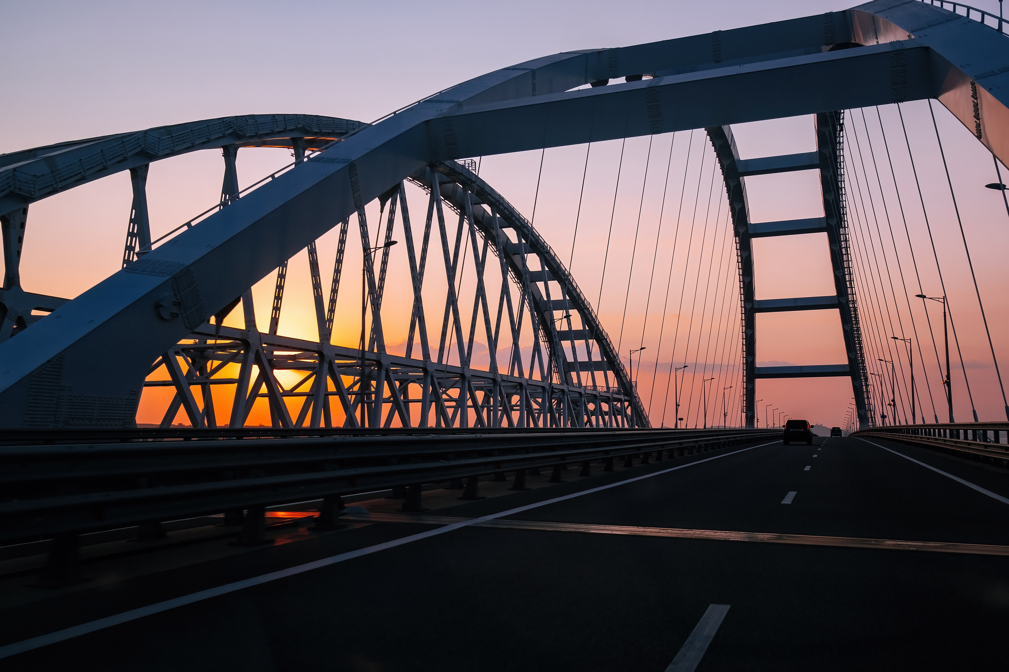Крымский мост временно закрыли для автомобилей после сирен в Севастополе