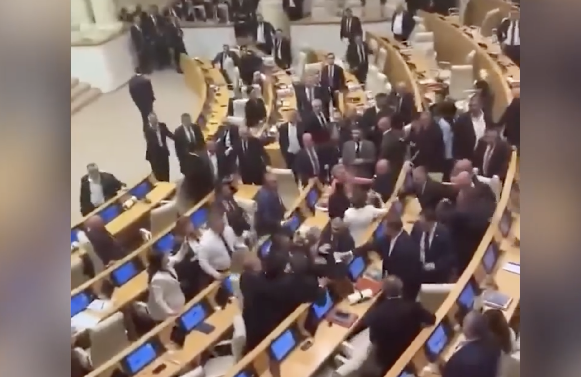 В парламенте Грузии произошла драка после выступления депутата от оппозиции