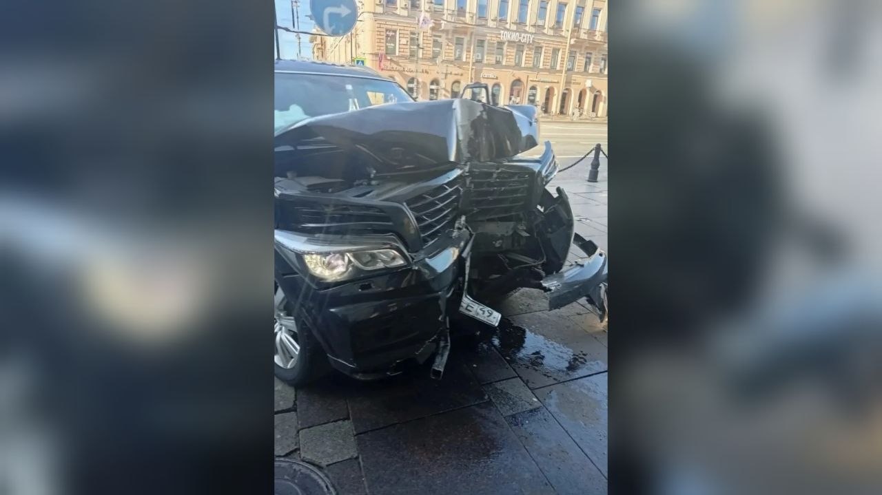 Пьяный водитель протаранил стену на Невском проспекте в Петербурге