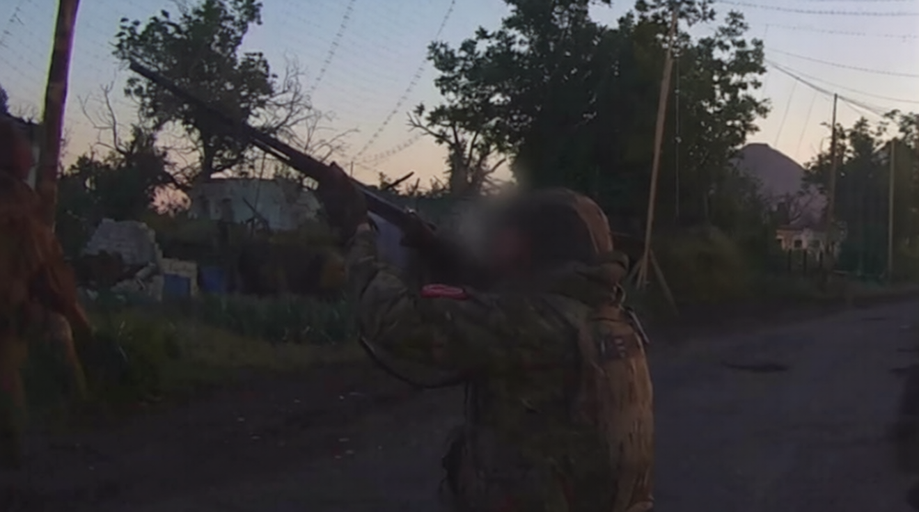 Гроза для &laquo;птичек&raquo;: Боец СВО одним выстрелом уничтожил вражеский БПЛА и спас товарищей
