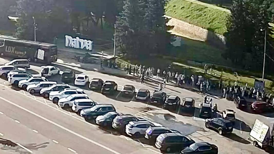 Сотни желающих попасть в Россию ждут очереди на пересечение границы в Нарве
