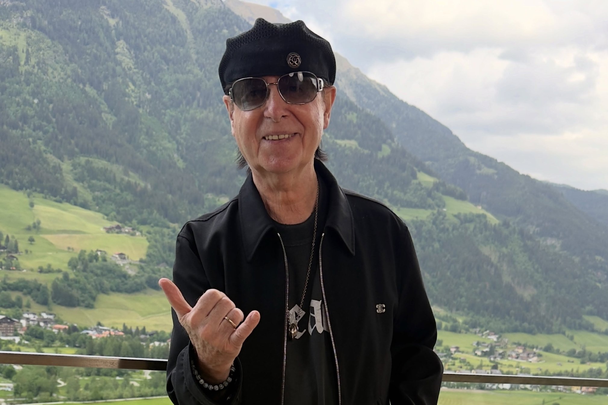 &laquo;Вот тебе, бабушка, и Wind of Change&raquo;: Фанаты испугались за здоровье лидера Scorpions и призвали его уйти на пенсию